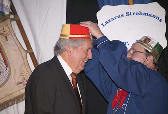 Erst der dritte Hut passte: Jetzt gehört Helmut Vonderbank auch offiziell zur Historischen Gesellschaft. 