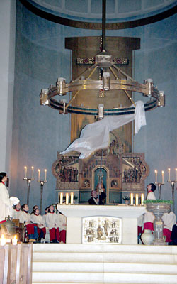 In der Osternacht wurde der Radleuchter - gestaltet von Maria Fernandez - enthüllt