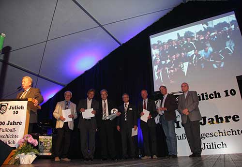 Silberne und goldene Ehrennadel verteilte der Fußballverband Mittelrhein.