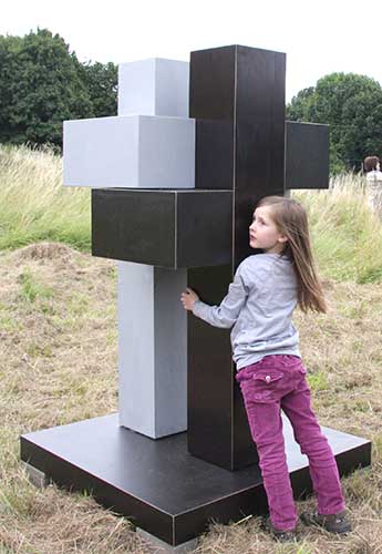 Sich in die Arme nehmen heißt die Skulptur von Dietmar Heinzel - Charlotte nahm es wörtlich.