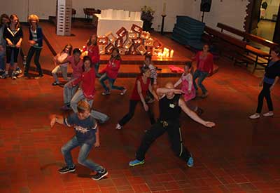 In der Sales-Kirche im Nordviertel steppte nicht der Bär, sondern die Zumba-Truppe vor dem Altar.