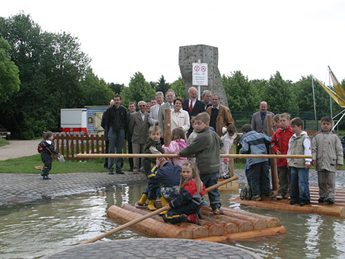 Der zieht Kinder magisch an: Der Floßteich - eröffnet 2005