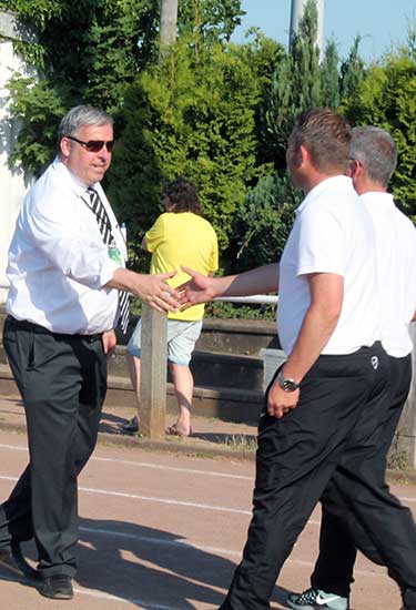 Mit ausgestreckter Hand unterwegs, so begegnete Zehner-Chef Michael Lingnau den Alemannen im Jülicher Stadion.
