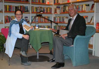 Dorothée Schenk von „Das JüLicht&quot; interviewt zum Auftakt der Hans-Christian-Andersen den Dichter, der von Reinhard Welzel lebensecht gegeben wurde.  