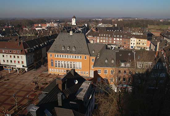 Blick aufs Rathaus Richtung Düsseldorfer Straße bis zur evangelischen Christuskirche und darüber hinaus.