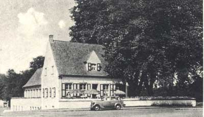Haus Hesselmann vor dem 2. Weltkrieg: Romantisch duckt sich das Restaurant unter die Baumriesen an der Rur.