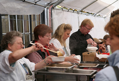 Die Straßengemeinschafts-Frauen in der Supperküche. Foto: Dieter Benner