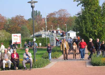 Warteschlangen nehmen die Besucher zum Abschlussfest des Brückenkopf-Parkes ohne Murren in Kauf.  