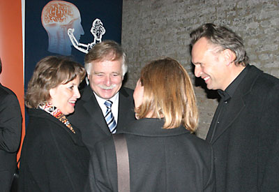 Bürgermeister-Ehepaar Stommel unter dem Zeichen der Minerva im Gespräch mit dem 1. Beigeordneten Martin Schulz und seiner Frau