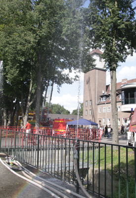 Beim Feuerwehrfest ging es fröhlich zu: Am Eingang erwarteten die Besucher bei den sommerlichen Temperaturen erfrischende  Fontänen. 