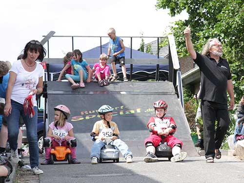 Daumen hoch von Wilfried Theisen, das heißt &quot;Start frei&quot; für die Kinderklasse.