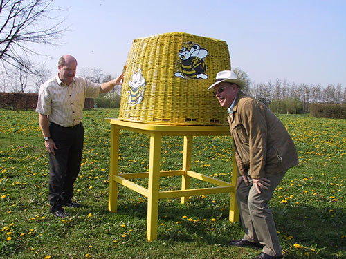 Als die Bienen noch zu den Blümchen getragen wurden von Dr. Peter Nieveler als Parkchef assistiert von Hajo Bülles