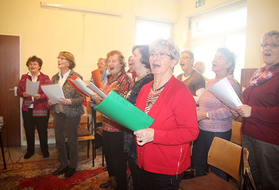 Singkreis der Senioren sind von Italienern und freien Gedanken