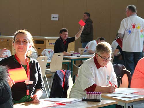 &quot;Rote Karte&quot; heißt in dem Fall: Vortreten zur Registrierung.