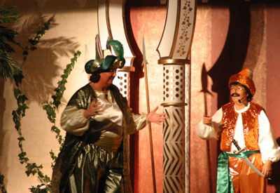 Der Sultan (Lisa Kamman) zeigt seiner Palastwache (Gertrud Sieben uznd Gisela Braun) seine Eselsohren.