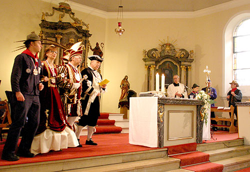 Majestätische Ehrengäste am Altar