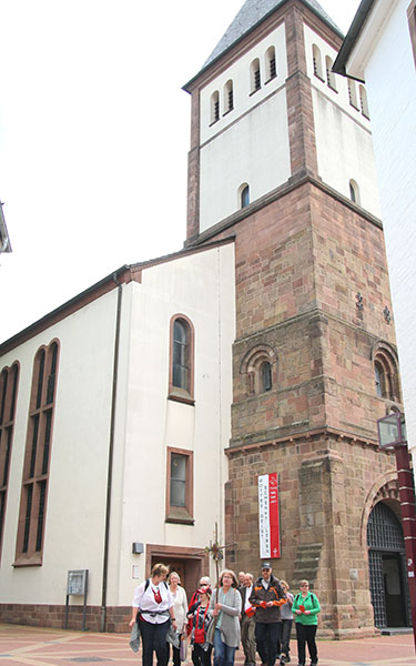 Den Kirchturm der Jülicher Propsteikirche ließen die Fußpilger hinter sich
