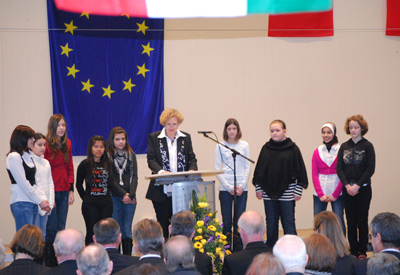 Begrüßung in elf Sprachen: Schulleiterin Maria Bardenheuer hatte fremdsprachige MGJ-Schülerinnen um sich versammelt.
