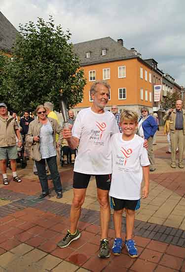 Organisator Heinz Jussen und sein Enkel Finn.
