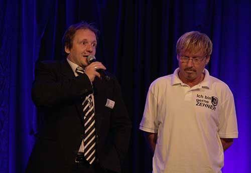 Last not least: Stadiosprecher und Moderator des Abends, Uwe Mock (l), mit Trainer Michél Kornetzky