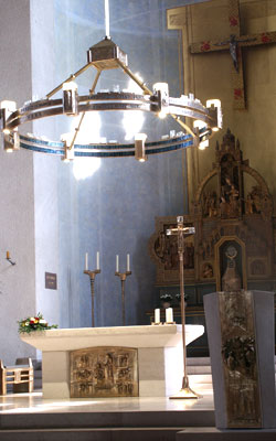 Ein gelungenes Zusammenspiel: Altar, Ambo, der restaurierte Hochaltar aus 1909 und der neue Radleuchter 