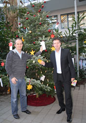 TZJ-Geschäftsführer Carlo Aretz (r.) und Hausmeister Uwe Hunf arbei- ten an der Erfüllung. Foto: Uerlings