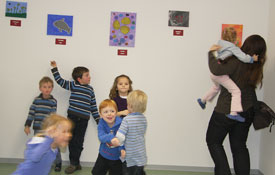 Begeistert von Kunst griffen die Kinder der Igelgruppe selbst zu Pinsel  und Palette und eröffneten einen Tag lang ihre eigene Galerie.