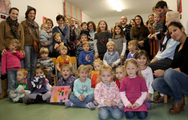 Viele kleine Künstler, mit ihren Sammlern und den "Galeristinnen" der Igelgruppe.