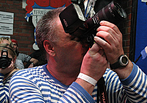  Und mehr als einer sorgt dafür, dass alles im Bild festgehalten wird: 