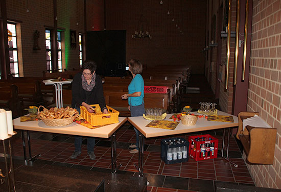Die im Dunkeln sieht man nicht: Die guten Geister am Buffet…  Foto: Lennartz