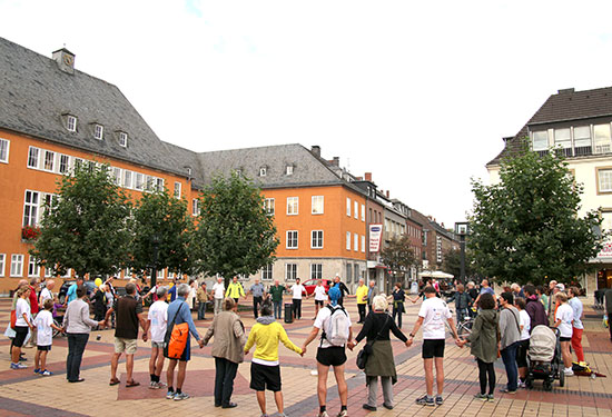 Das Abschlussritual, Hand in Hand die Variation der Europa-Hymne.