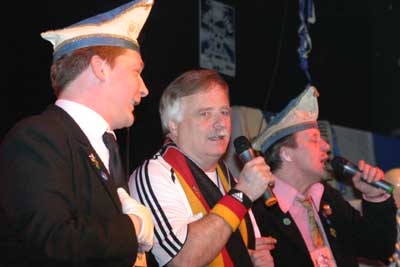 Gratulation vom Bürgermeister und ein Ständchen fürs Jubiläum - dafür wird Heinrich Stommel Ehrenchorknabe der CCKG.
