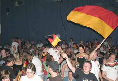 Denn: Wo die bunten Fahnen wehen… die WM im KuBa 2006, denn: es dreht sich alles weiter.