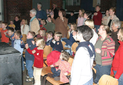 Großes Finale mit Publikum - nicht nur die Kinder machen begeistert mit.