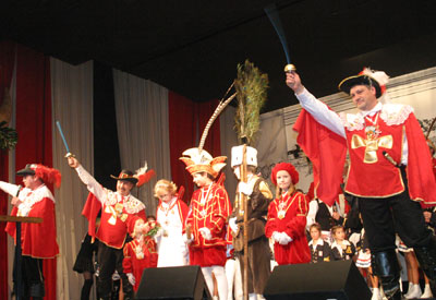 …umrahmt von den Musketieren des Festausschuss Kengerzoch Gerd Hintzen (l.), Franz Muckel (M.) und Adi Hochhausen (r.)