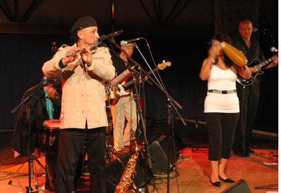 Und zum ausgiebigen Schlussakkord spielten "Son de Colonia" noch einmal Bewegung ins Publikum