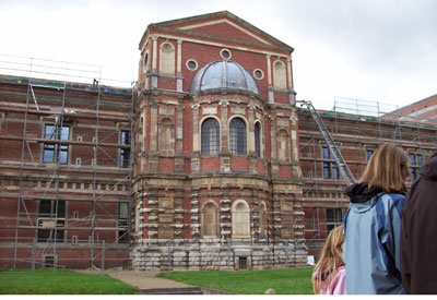 …im "Schatten" der Zitadelle, deren Ostfassade gerade saniert wird.
