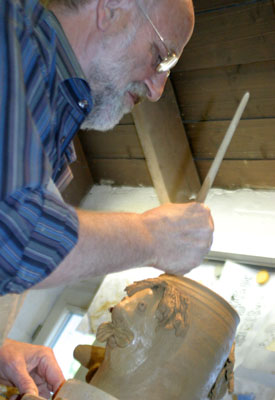 …braucht ein Weinkühler, wenn er den Händen von Keramiker Arno Schlader entwächst. 