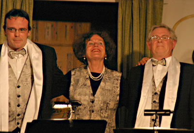 Schlussakkord mit Dame und Verbeugung.