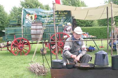Walter Mueller aus Kofferen war mit seinem Planwagen angereist und kochte am offenen Feuer.