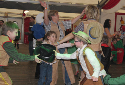 Sie spielen cowboy und Indianer…