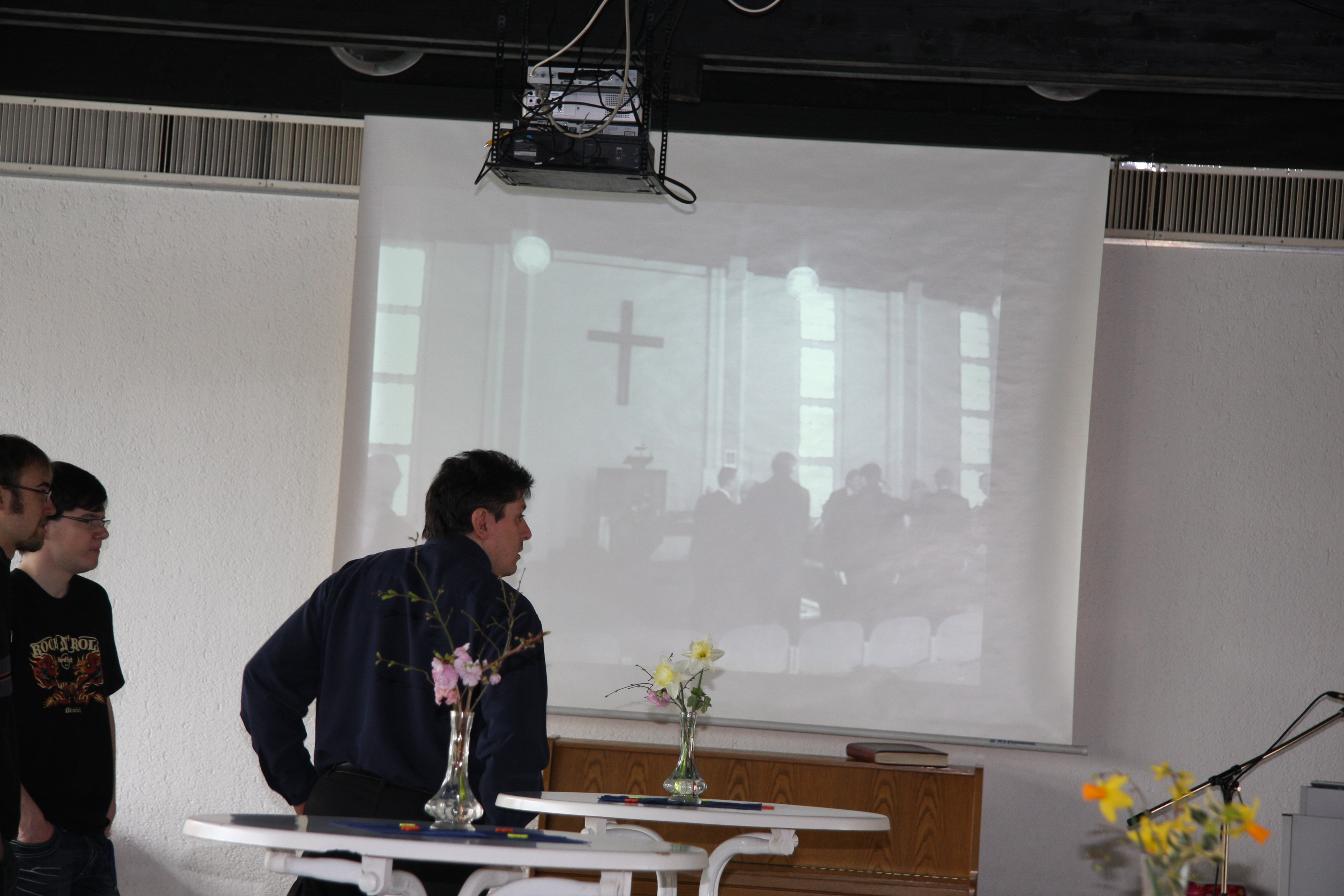 Per Videoleinwand wird der Festgottesdienst ins Bonhoefferhaus übertragen