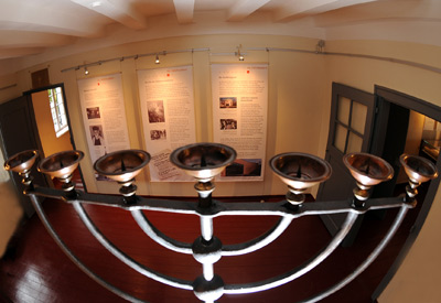 Mit viel Gefühl und Geschick hat das LVR-Team die Ausstellung Kulturhaus Landsynagoge Rödingen eingerichtet. 