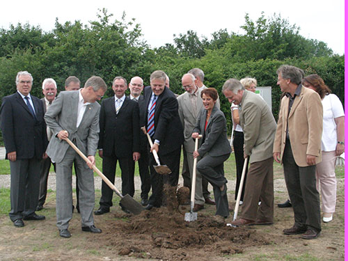 Geschäftsführerin Dr. Dorothee Esser langt beim ersten Spatenstich zum Wohnmobilstellplatz 2007 ordentlich zu.