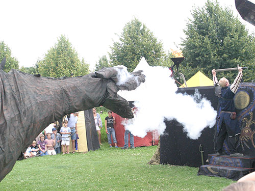 2005 spuckte der Drache Feuer im Park