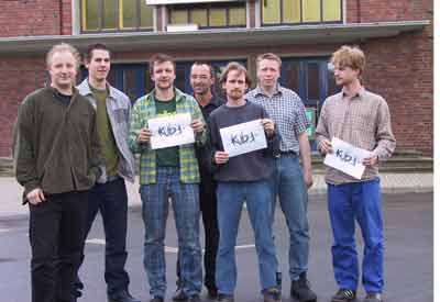 2001 gab es ein neues Logo - der aktuelle KiB-Vorstand präsentiert es.