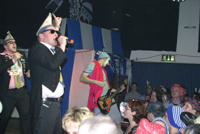 …stimmen sie alle mit ein