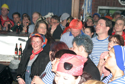 Wer kennt die Frau, die zur CCKG immer in der ersten Reihe steht?