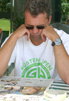 ...und Kassierer Bert Reinartz tut es ihm gleich