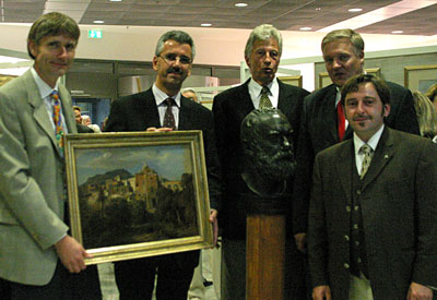 Stehen hinter Johann Wihelm Schirmer: (v.l.) Museumsleiter Marcell Perse, Udo Zimmermann Vorstandsmitglied der Sparkasse Düren, Wolfgang Gunia als stellv. Bürgermeister, Landrat Wolfgang Spelthahn und Ururenkel Jörg W. Schirmer. 
